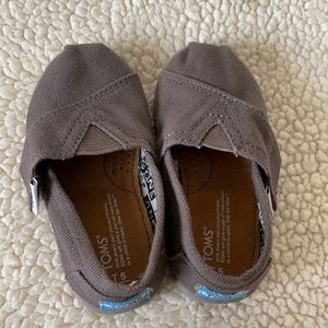 Toms - sz 5. Kids size. Grey color